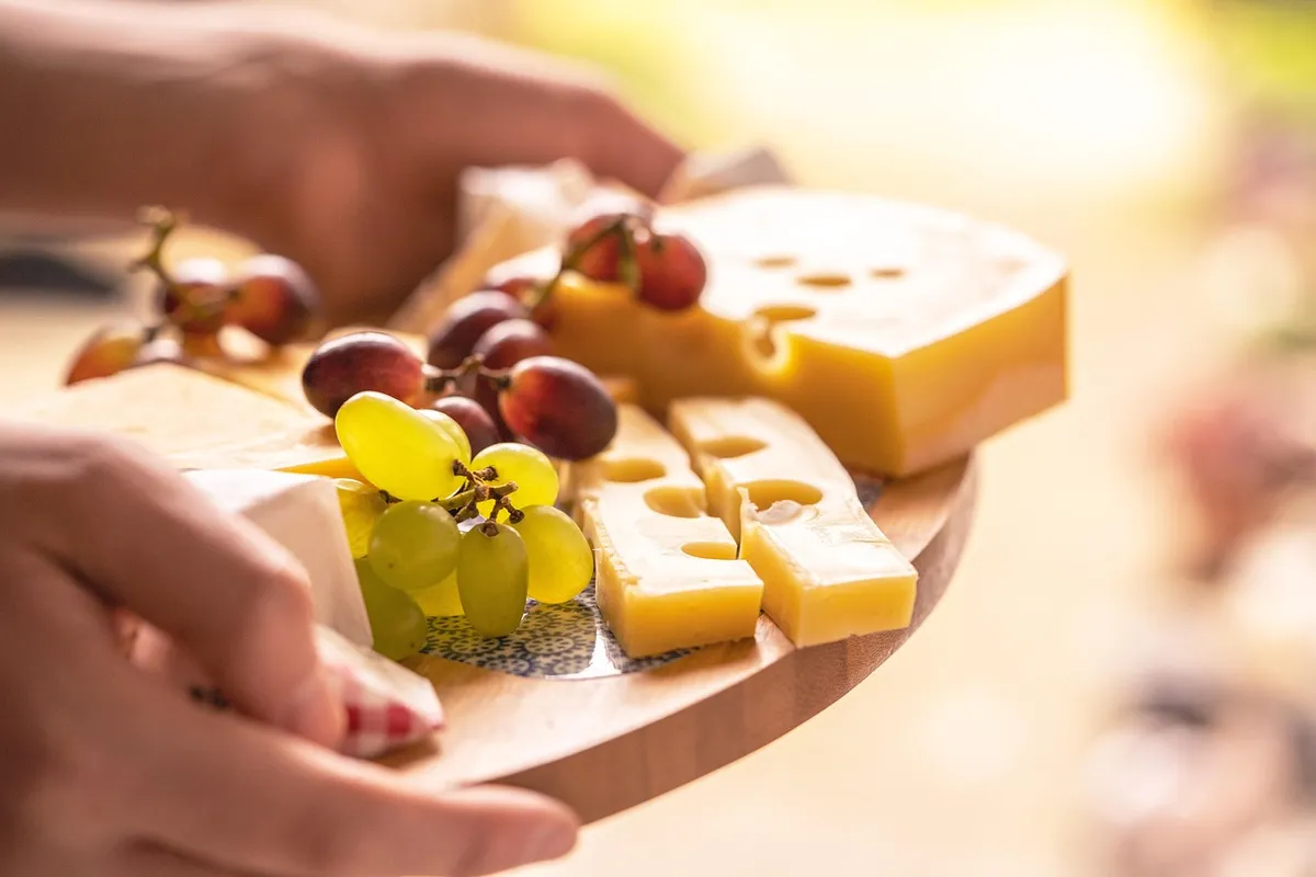 cheese platter, food, snack, grapes, cheese, cheese plate, cheese board, fruit, gouda, swiss cheese, dairy product, semi-hard cheese, soft cheese, healthy, tast