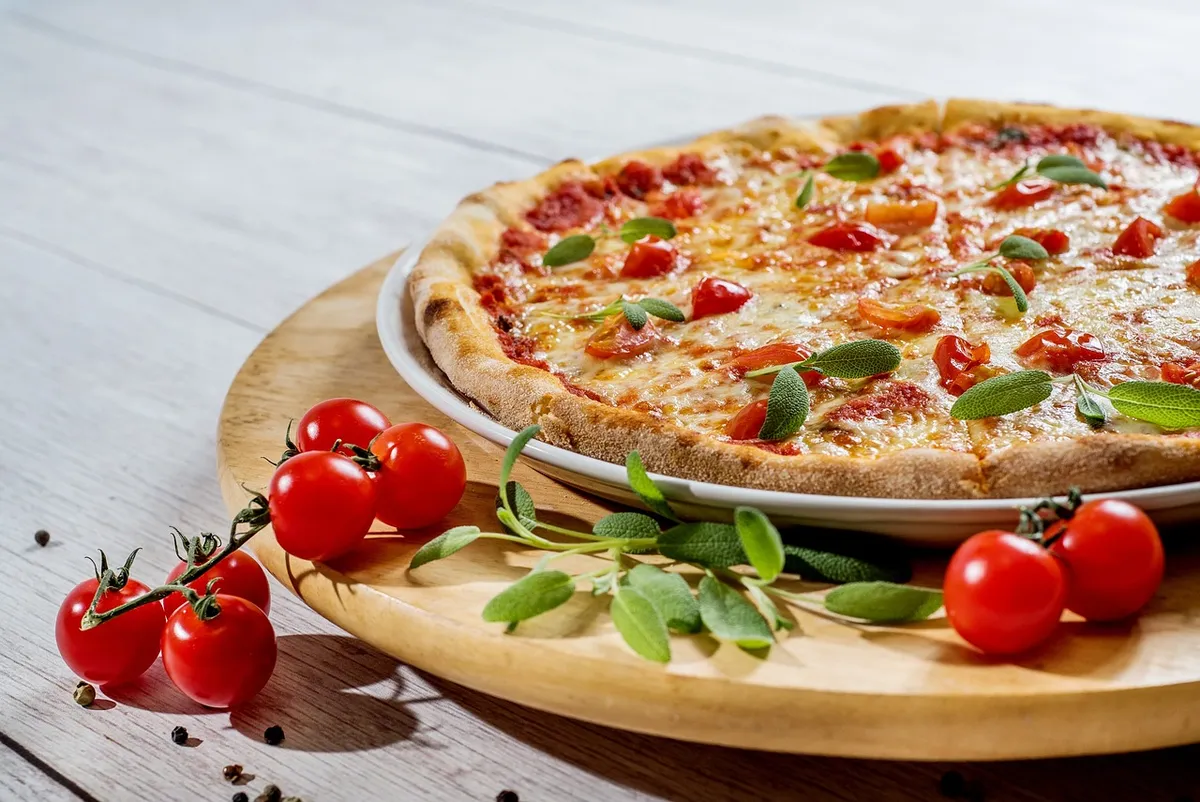pizza, plate, food, cheese, lunch, vegetables, italian, vegetarian pizza, pizza slices, italian food, italian cuisine, composition, food photography, pizza, piz