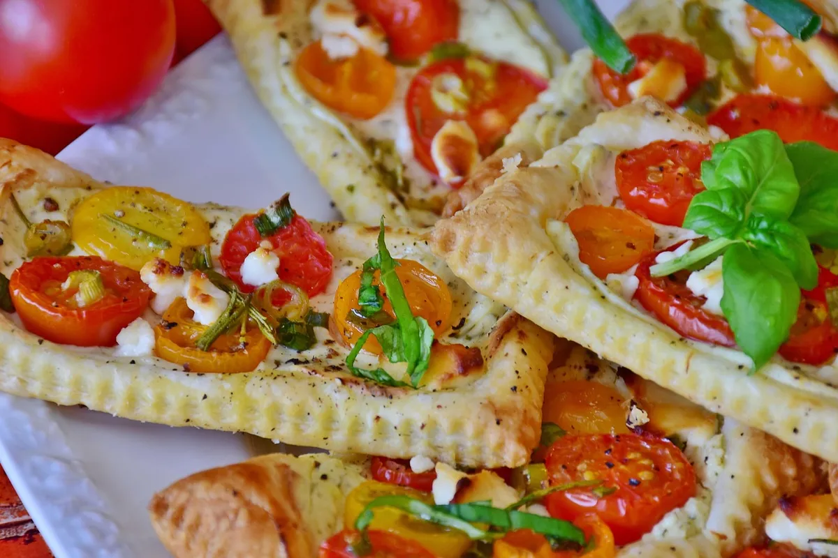 starter, puff pastry, tomatoes, cream cheese, mediterranean, spices, basil, taste, taste good, spice up, cheese, food, chunks, meal, enjoy the meal, yummy, hear